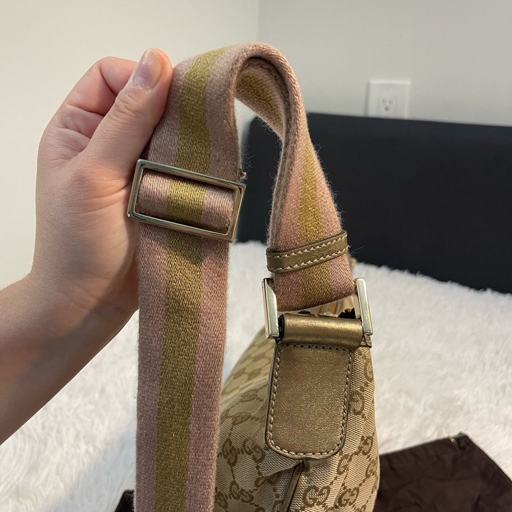 Gucci Beige Monogram Hobo Bag - Picture 4 of 12